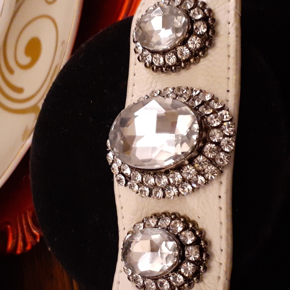 WHITE LEATHER CUFF WITH THREE STATIONS STONES BENDABLE CUFF - Picture 6 of 8